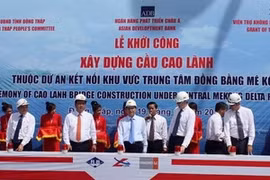 Deputy Prime Minister Vu Van Ninh and delegates kick-started the construction of the bridge. (Photo: VNA)