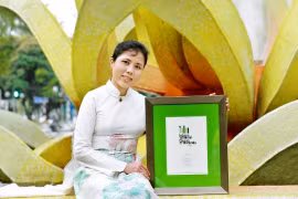 Vietnamese artist Nguyen Thu Thuy has been awarded the Honourable Mention Prize. (Photo: nhandan.com)