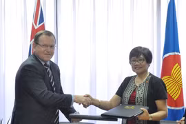 ASEAN Deputy Secretary-General for Socio-Cultural Community Alicia Dela Rosa Bala (R) and Australia's first resident Ambassador to ASEAN Simon Merrifield (Photo: asean.org)