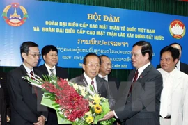 VFF Vice President and General Secretary Vu Trong Kim (R) offers flowers to LFNC Standing Vice President Tong Yerthor (Photo: VNA)
