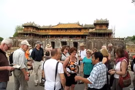 Foreigners visit Ngo Mon (the Gate of Noon) in Hue (Source: VNA)