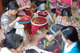 Women work on embroidery products at Quat Dong village, Hanoi's Thuong Tin village (Photo: VNA)