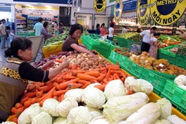 Customers buy safe food at Metro Binh Phu in HCM City. Photo: VNA