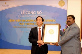 Dr. Prabhu Vinayagam (R), Managing Director of the JCI Asia-Pacific Office presented Vinmec the JCI accredited certification. (Photo: VNA)