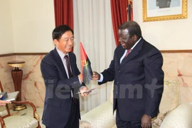 Graciano Francisco Domingos (R) and Vietnamese Ambassador to Angola Do Ba Khoa (Photo: Vietnamese Embassy in Angola)