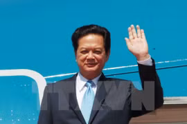 PM Nguyen Tan Dung (front, left) arrives at Kokshetau Airport (Photo: Governmenta Portal)