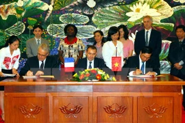 French Ambassador to Vietnam Jean-Noel Poirier (centre), AFD Director in Vietnam Remi Genevey (left), and Vietnamese Deputy Minister of Finance Truong Chi Trung inked the deal. (Photo: VNA)