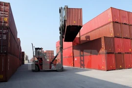 Containers are loaded at a port in Vietnam (Photo: VNA)