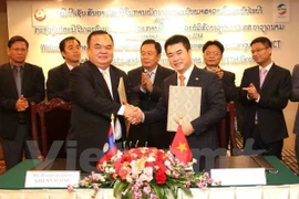 The agreement signing ceremony between the two sides in March 2014 (Photo: VNA)