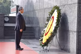 Chinese Premier Li Qiang pays tribute to President Ho Chi Minh at the Vietnamese late leader's mausoleum in Hanoi. (Photo: VNA)