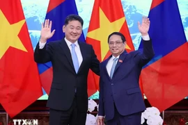 Prime Minister Pham Minh Chinh (right) and Mongolian President Ukhnaagiin Khurelsukh. (Photo: VNA)