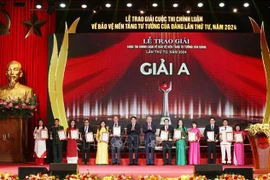 Party General Secretary and State President To Lam takes a photo with first prize winners. (Photo: VNA)