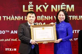 Vice President Vo Thi Anh Xuan (right) presents the First-Class Labour Order to Professor, Dr. Pham Nhu Hiep, Director of Hue Central Hospital. (Photo: VNA)