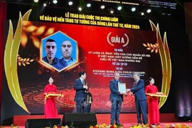 Director of the Anteo Edizioni publishing house Stefano Bonilauri receives the top prize of the 4th annual competition on protecting the Communist Party of Vietnam’s ideological foundation. (Photo: VNA)