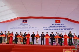 At the event to launch the Long Sap (Vietnam) – Pa Hang (Laos) international border gate pair. (Photo: VNA)