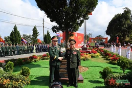 Vietnamese Minister of National Defence General Phan Van Giang (left) and Lao Deputy Prime Minister and Minister of National Defence Chansamone Chanyalath plant a tree at the exchange event. (Photo: VNA)