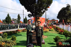 Vietnamese Minister of National Defence General Phan Van Giang (left) and Lao Deputy Prime Minister and Minister of National Defence Chansamone Chanyalath plant a tree at the exchange event. (Photo: VNA)
