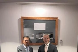 Vietnamese Ambassador Pham Hung Tam (left) and Deputy Secretary of Strategy, Policy, and Industry at the Australian Department of Defence Hugh Jeffrey. (Photo: VNA)