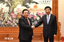 Politburo member Nguyen Xuan Thang, Chairman of the Central Theory Council and President of the Ho Chi Minh National Academy of Politics (left) and Wang Huning, member of the Standing Committee of the CPC Central Committee’s Political Bureau and Chairman of the Chinese People's Political Consultative Conference. (Photo: VNA)