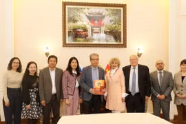 Ambassador Dang Minh Khoi and his guests in a group photo. (Source: VNA)