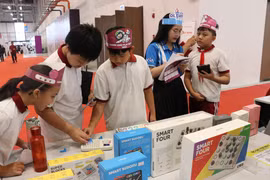 Students visit a booth at the festival. (Photo: VNA)
