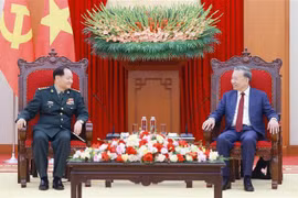 Party General Secretary To Lam (right) and Senior Lieutenant General Zhang Youxia, Politburo member and Vice Chairman of the Central Military Commission of China, at their meeting in Hanoi on October 24. (Photo: VNA) 