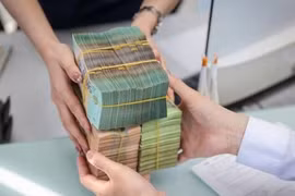 Fintech companies bring hope to small and micro enterprises that are thirsty for capital as they provide alternative lending solutions thanks to their advantages in technology and data. (Photo vnbusiness.vn) 