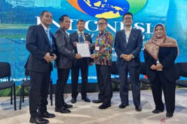 Indonesian Special Envoy for the UN Climate Change Conference (COP 29) Hashim S. Djojohadikusumo (third from left) and Japan's Vice Minister of Global Environmental Affairs, Yutaka Matsuzawa​​​​​​​ (third from right) at the Indonesia Pavilion, Baku, Azerbaijan, November 12, 2024. (Photo: ANTARA) 