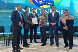 Indonesian Special Envoy for the UN Climate Change Conference (COP 29) Hashim S. Djojohadikusumo (third from left) and Japan's Vice Minister of Global Environmental Affairs, Yutaka Matsuzawa​​​​​​​ (third from right) at the Indonesia Pavilion, Baku, Azerbaijan, November 12, 2024. (Photo: ANTARA) 