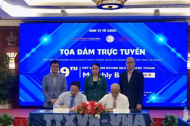 Representatives of businesses sign MOUs at the event (Photo: VNA)