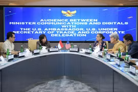 Indonesian Minister of Communication and Digital Affairs Meutya Hafid (second from the left) meets with US Under Secretary of Commerce for International Trade Marisa Lago (second from the right) and US Ambassador to Indonesia Kamala Shirin Lakhdhir (third from the right). (Photo: en.antaranews.com) 