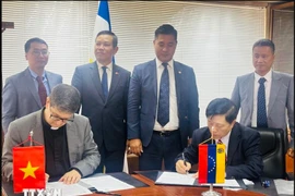 Delegates at the signing ceremony (Photo: VNA)