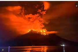 Indonesia expands danger zone due to volcanic eruption (Photo: theguardian.com)
