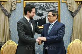PM Pham Minh Chinh (R) meets Jordan's Crown Prince of Jordan Al Hussein bin Abdullah II in Riyadh (Photo: VNA)