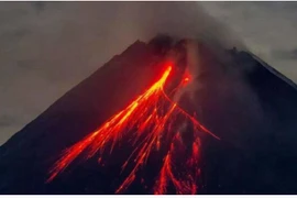 Indonesia's Mount Lewotobi Laki-laki's eruption impacts thousands of residents, displacing communities across villages on Flores Island (Photo: yenisafak.com)