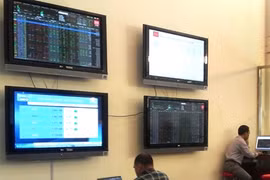 Bank stocks help boost VN-Index 
