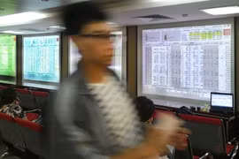 Vietnam stocks fall, led by banks, food companies