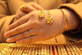 Gold prices rise on global trend