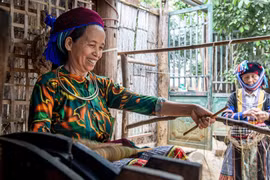 Linen weaving by Mong ethnic minority women in Ha Giang