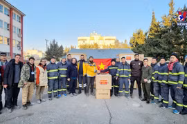 Vietnam presents medical equipment to quake-hit Turkey