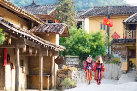 Colourful costumes of Lo Lo ethnic minority
