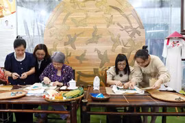 Vietnam, Singapore PMs' spouses visit Van Phuc Silk Village
