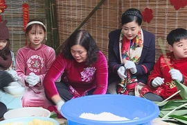 2,000 chung cakes sent to kids in mountainous areas ahead of Tet