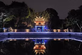 Dazzling night tours to Van Mieu - Quoc Tu Giam