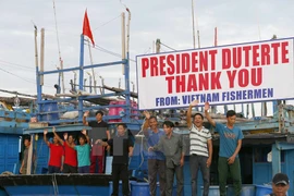 Philippine leader sets Vietnamese fishermen free 