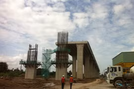Mekong Delta: Work on major bridges halfway done