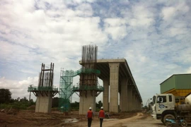Mekong Delta: Work on major bridges halfway done