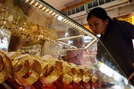 Gap between Vietnam’s gold price, global market price narrows 