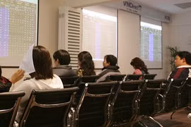 Stocks extend loss for third day 