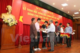 More OV students in Laos receive Vietnam scholarships